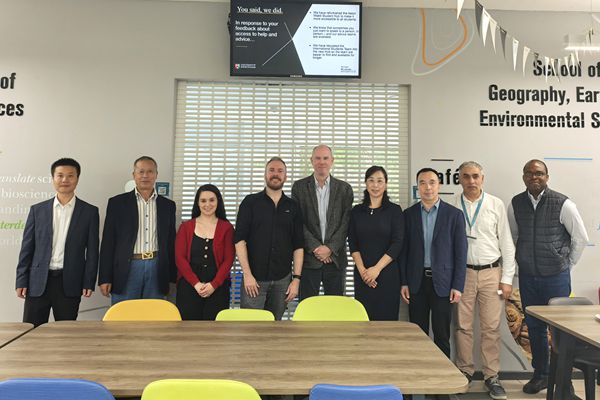 团队成员与伯明翰大学生物科学日韩在线
负责人会谈并留影_副本.jpg