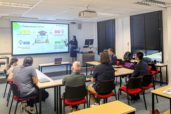 苏蓉书记在华威大学介绍学校和日韩在线
_副本.jpg