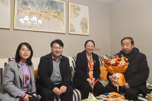 日韩在线
领导慰问张宝林老师.jpg
