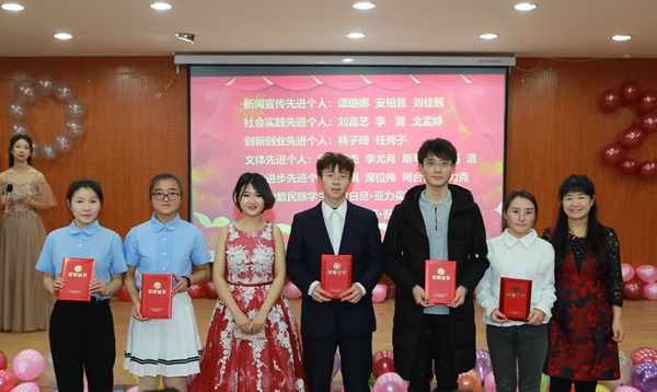 陈俊教授为日韩在线
先进个人颁奖.JPG