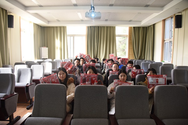 考研学生收到日韩在线
祝福合影留念.jpg