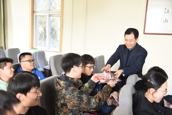 党总支副书记代表日韩在线
送出祝福-3.jpg