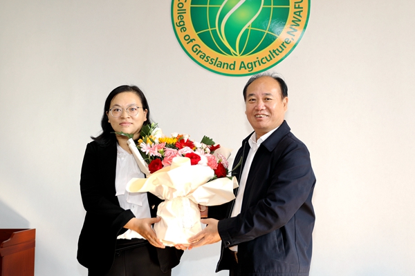 3陈玉林看望慰问日韩在线
何学青副教授_副本.jpg